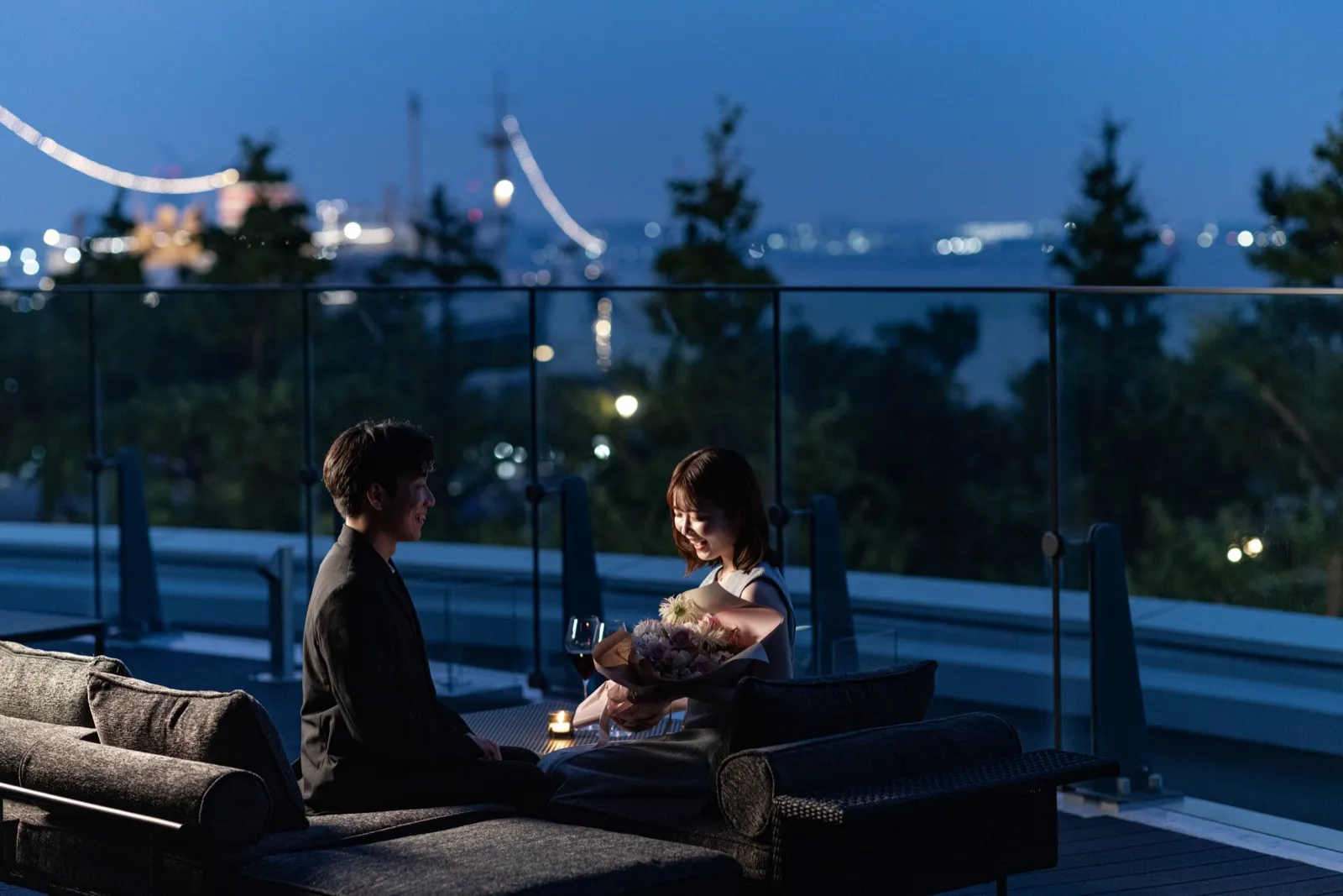 テラス席でのプロポーズ(横浜の夜景)